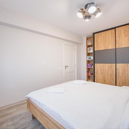 Creamy Wood Haven Oradea Exterior foto