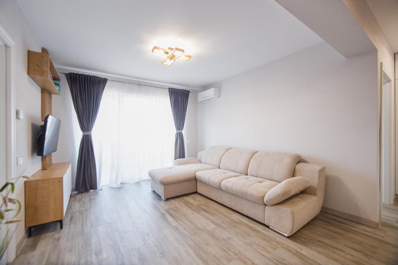 Creamy Wood Haven Oradea Exterior foto